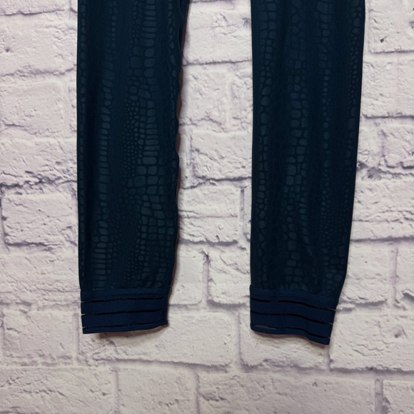Sweaty Betty | 7/8 Length Embossed Leggings | Dark Turquoise XS (EUC) - Picture 3 of 6